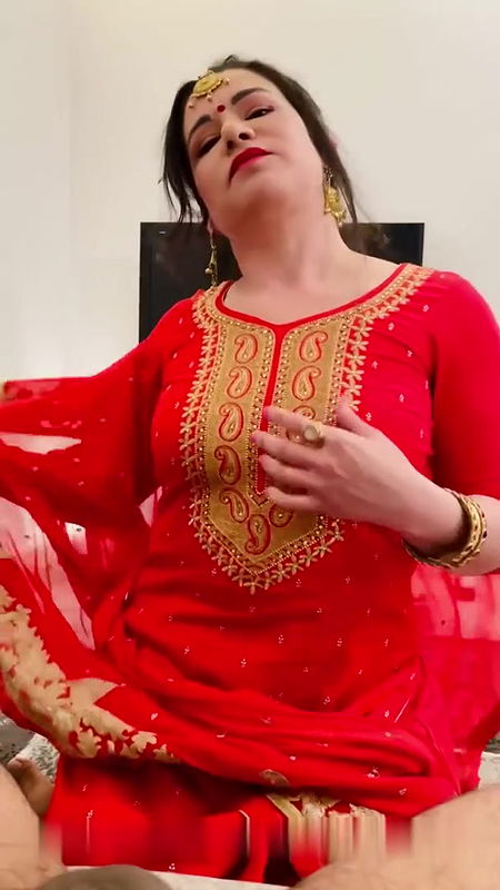 MATURE MILF GIVING BLOWJOB TO HUSBAND