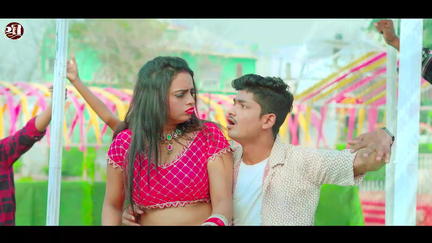 Rati Srivastava hot saree song – Navel exposed, caressed, Boobs felt