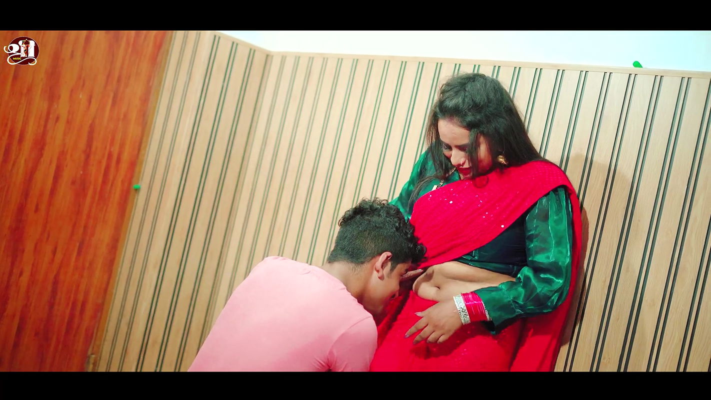 Rati Srivastava hot saree song – Navel exposed, caressed, Boobs felt