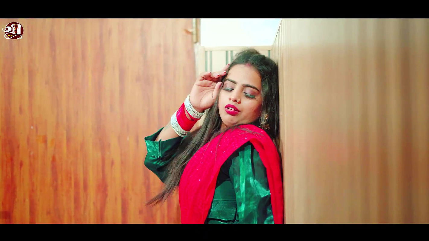 Rati Srivastava hot saree song – Navel exposed, caressed, Boobs felt