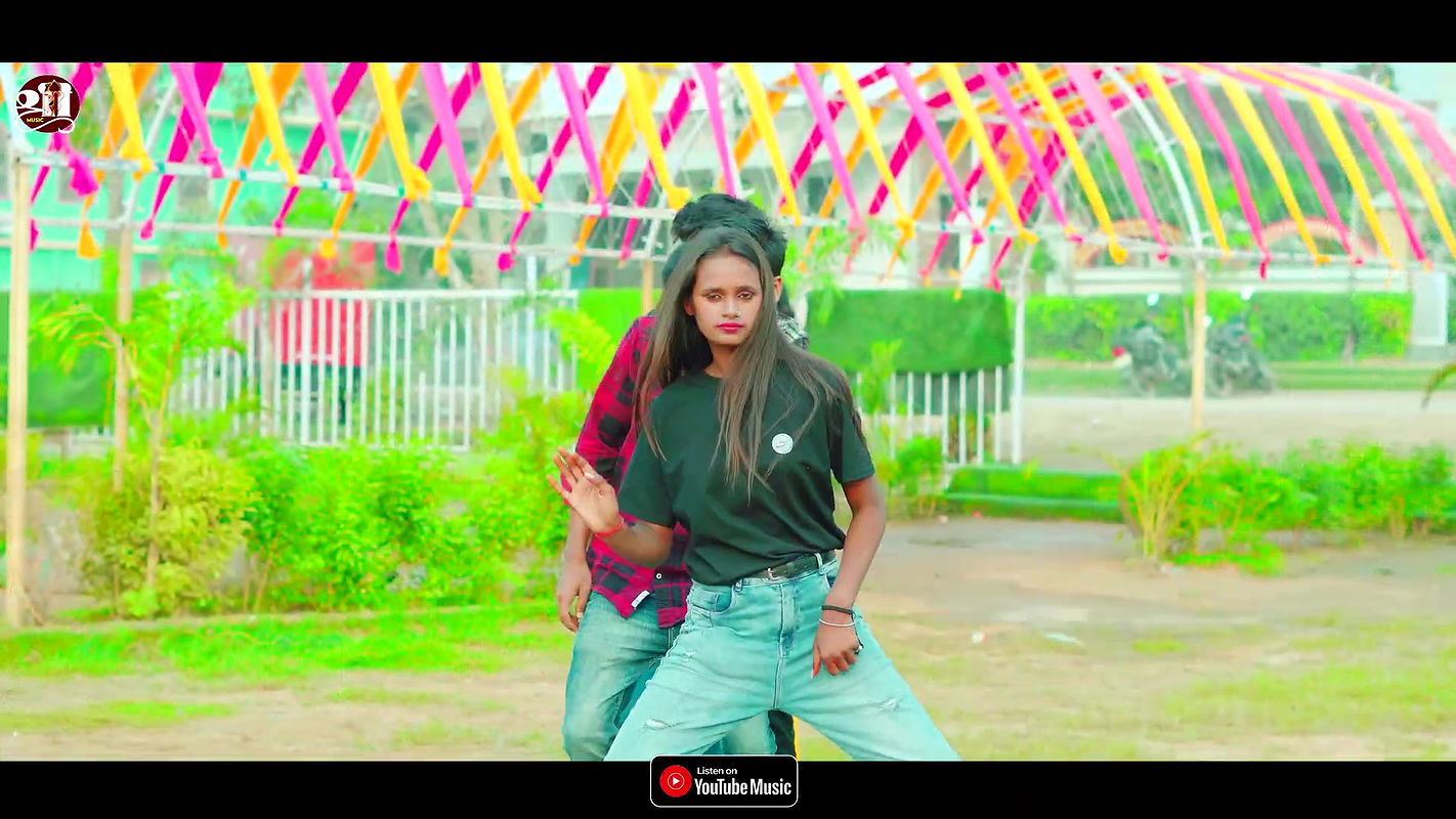 Rati Srivastava hot saree song – Navel exposed, caressed, Boobs felt