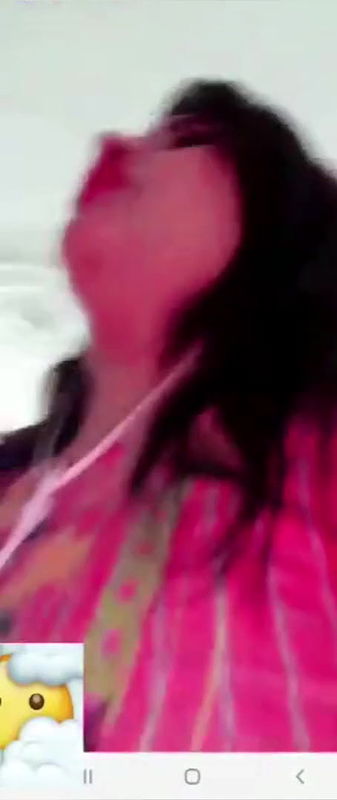 Cute teen gf show boobs