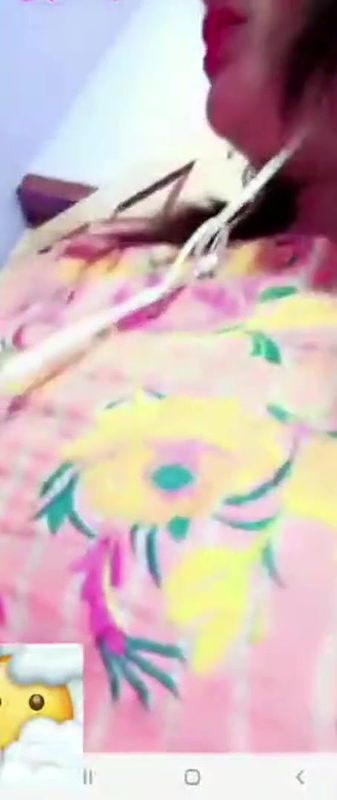 Cute teen gf show boobs