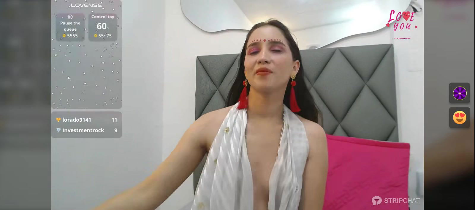 Beautiful Babe wearing only Saree showing her beautiful body