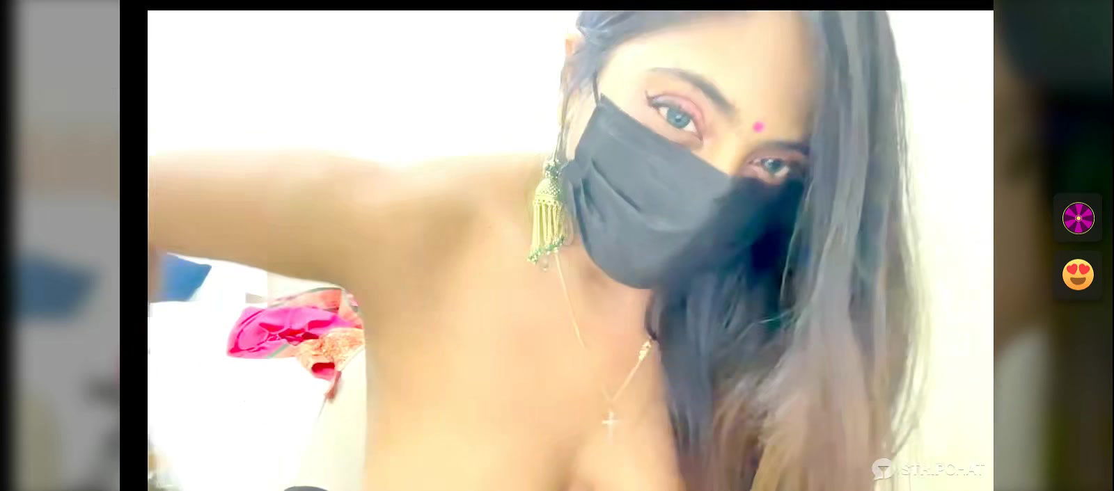 Hot Bhabhi massaging boobs with oil giving highly erotic expression