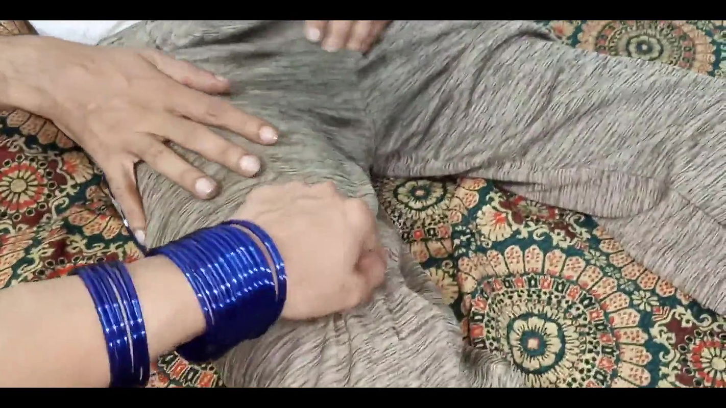 Indian Muslim College Girlfriend Super Sexy Handjob to Desi Boyfriend in Hindi Audio