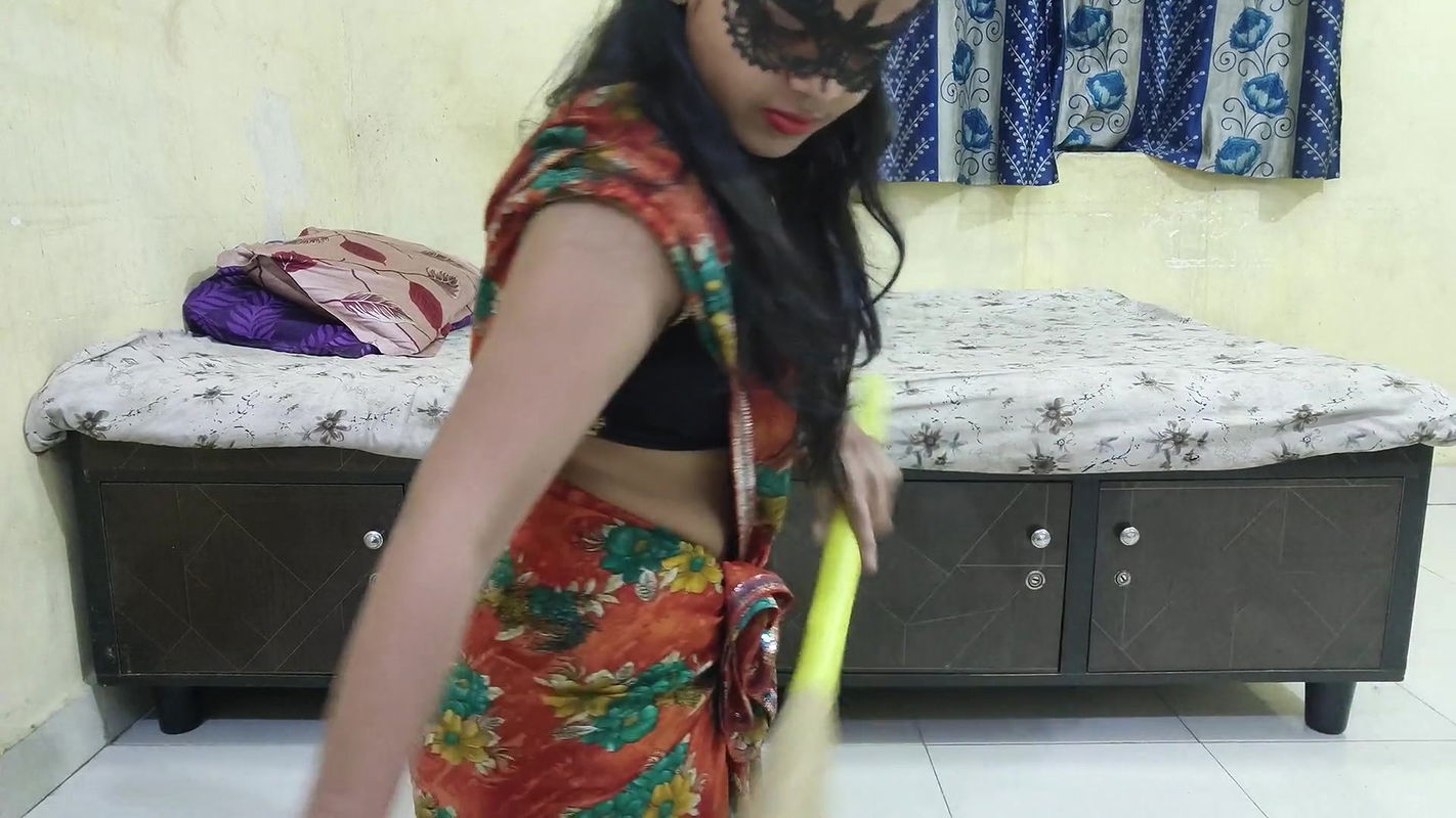 Desi Bhabhi Was Sweeping, Then the Boss Could Not Resist and Left Her Behind