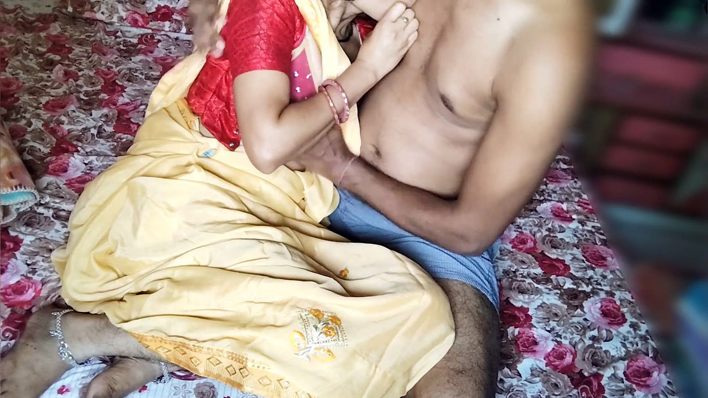 Red Blouse Pahanakr Hotsexy Desi Indian Bhabhi Ki Desi Style M Mast Chudai, Husband Ke Dost Ka Bada Lund Chut or Boobs M Dalkr