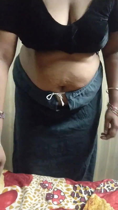 Busty Aunty Exposed the Saree
