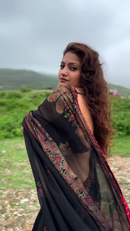 SANAM JOSHI STUNNING BACKLESS IN SAREE EROTIC TEASE HQ VIDEO 2
