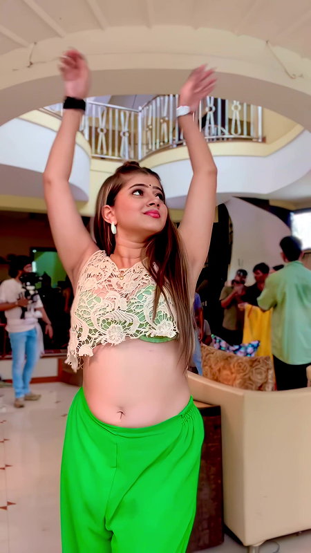SARIKA HOTTIE MILKY MIDRIFF SEXY WAIST SHOW HQ VIDEO 2