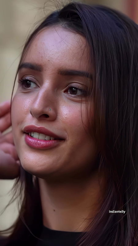 TRIPTI DIMRI TEMPTING FACE CARD VIEW HQ VIDEO 2