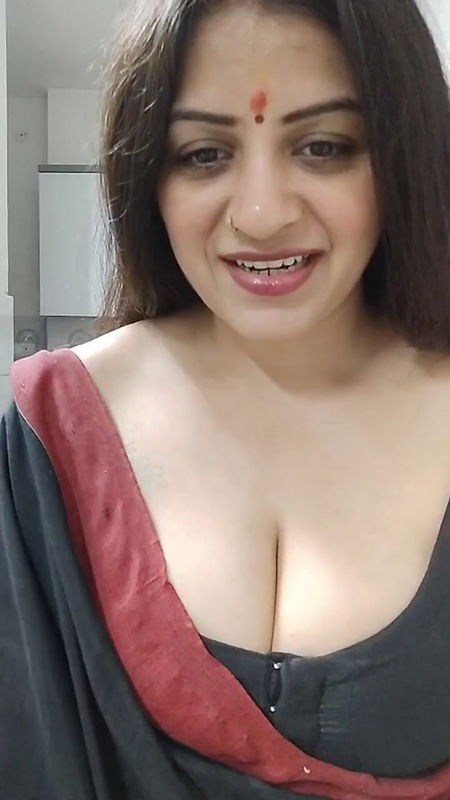 Insta Mom Vandana Pathak Sep 21 Live Black Saree Strip 2