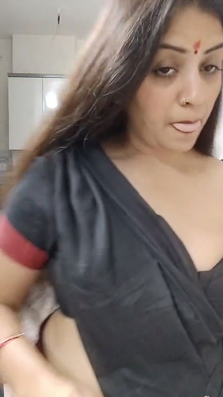 Insta Mom Vandana Pathak Sep 21 Live Black Saree Strip 2