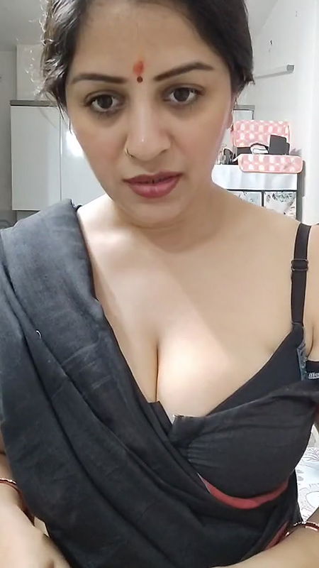 Insta Mom Vandana Pathak Sep 21 Live Black Saree Strip 2