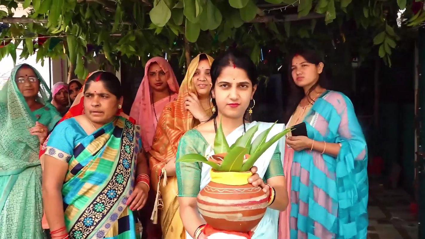 Nepali girl sexy open navel show in blue saree 2