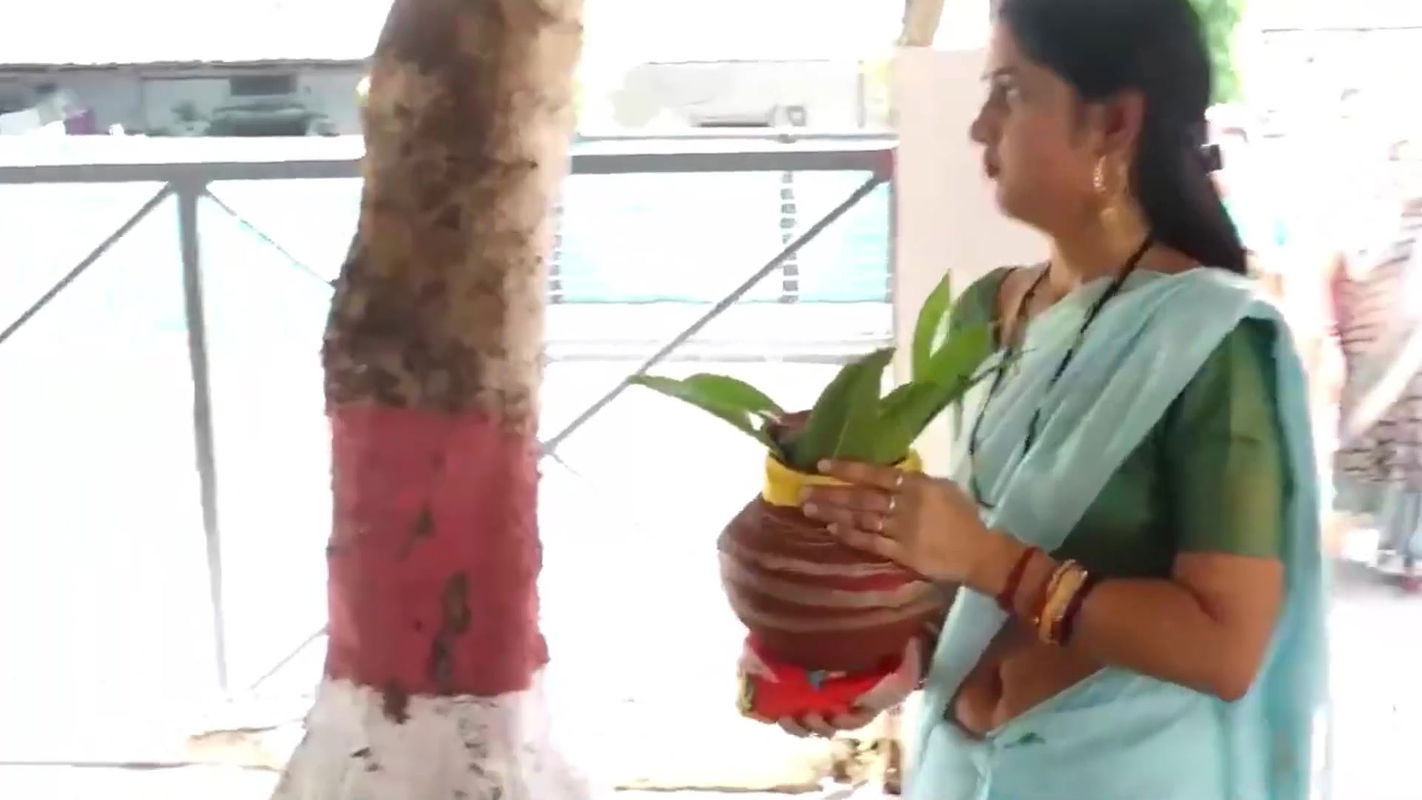 Nepali girl sexy open navel show in blue saree 2