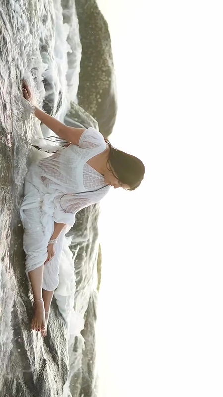 Actress Vinitha sexy wet photoshoot in white saree black bra show 2