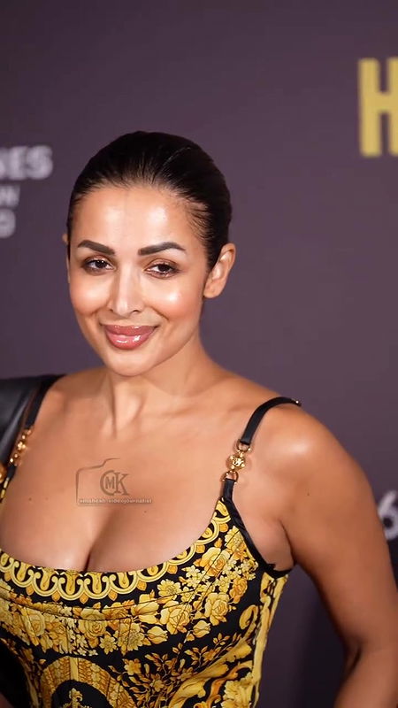 MOMMY MILF MALAIKA ARORA HUGE BOOB CLEAVAGE TEMPTING VIEW 2