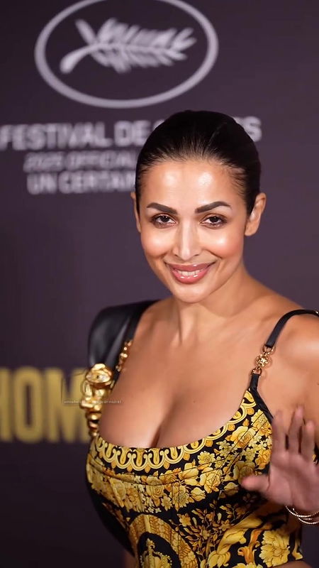 MOMMY MILF MALAIKA ARORA HUGE BOOB CLEAVAGE TEMPTING VIEW 2
