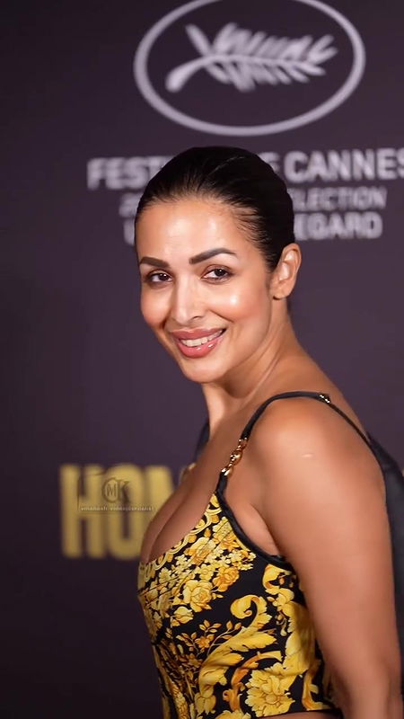 MOMMY MILF MALAIKA ARORA HUGE BOOB CLEAVAGE TEMPTING VIEW 2