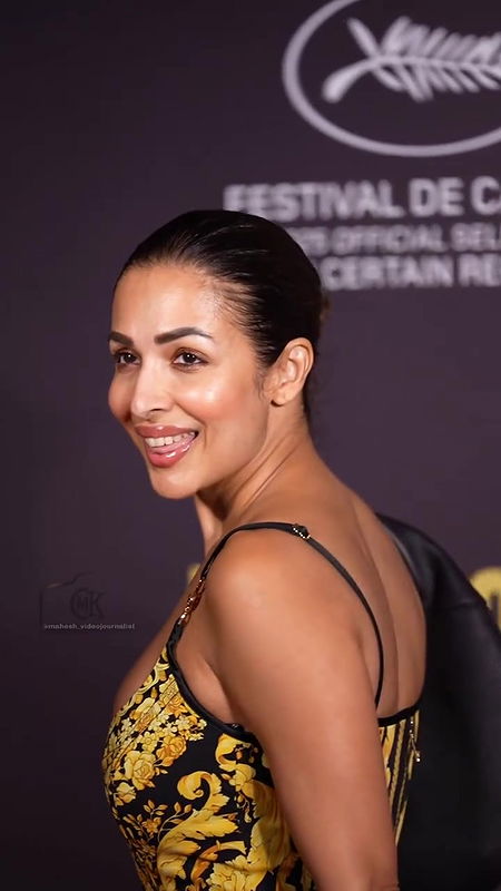 MOMMY MILF MALAIKA ARORA HUGE BOOB CLEAVAGE TEMPTING VIEW 4