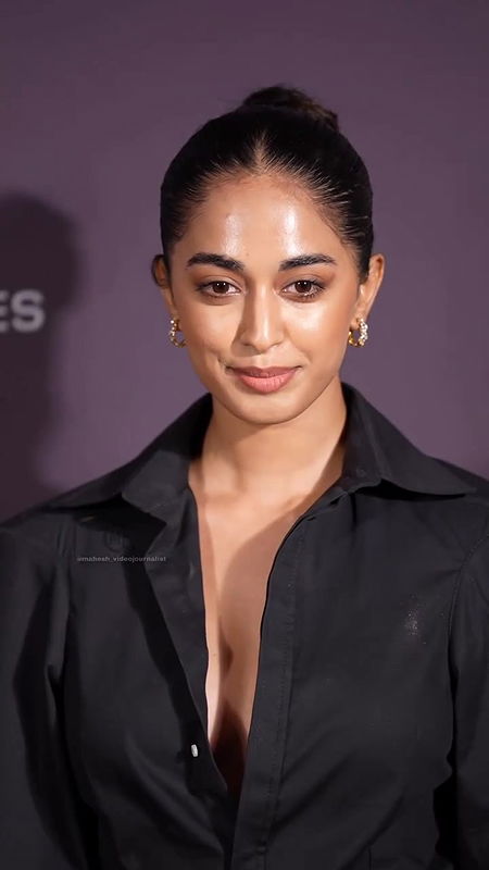 SINI SHETTY IRRESISTIBLE RAISING DICKS WIDE OPEN DEEP CLEAVAGE TEASE 2