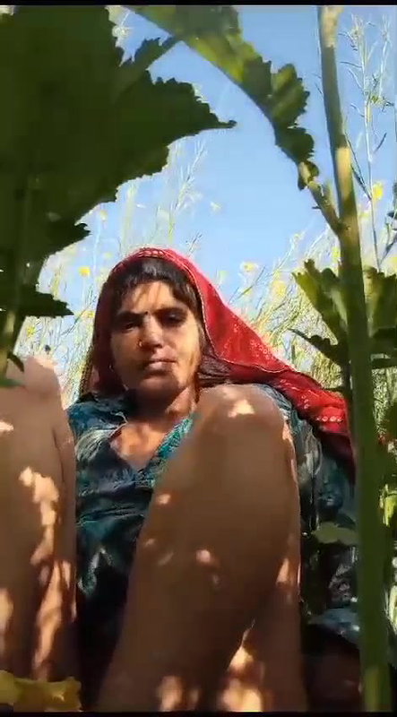 Village bhabhi in farm field showing naked body parts 2