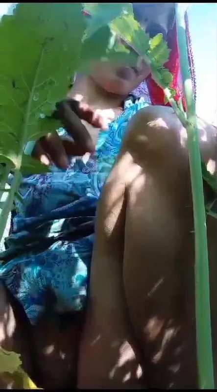 Village bhabhi in farm field showing naked body parts 2