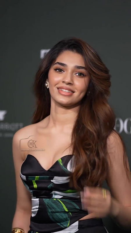 KRITHI SHETTY IRRESISTIBLE SEDUCTIVE JUICY CLEAVAGE VIEW AT EVENT 4