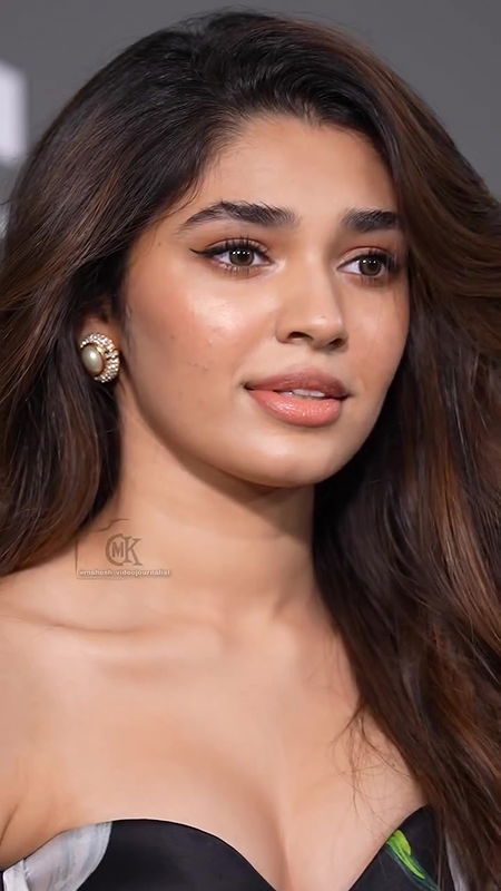 KRITHI SHETTY IRRESISTIBLE SEDUCTIVE JUICY CLEAVAGE VIEW AT EVENT 4