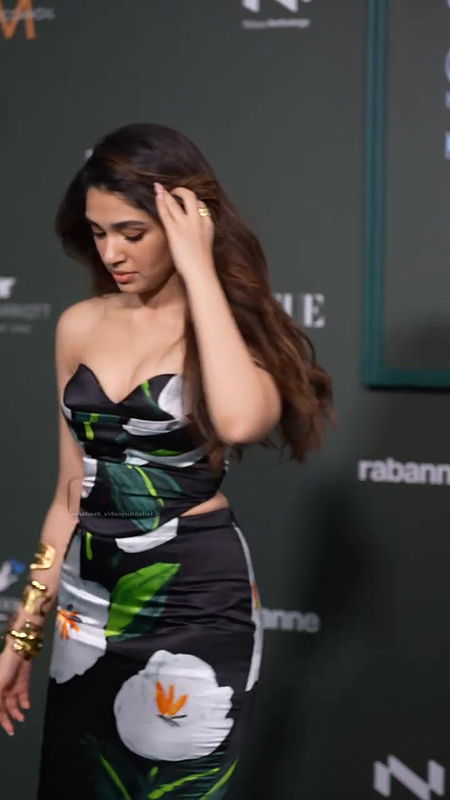 KRITHI SHETTY IRRESISTIBLE SEDUCTIVE JUICY CLEAVAGE VIEW AT EVENT 4