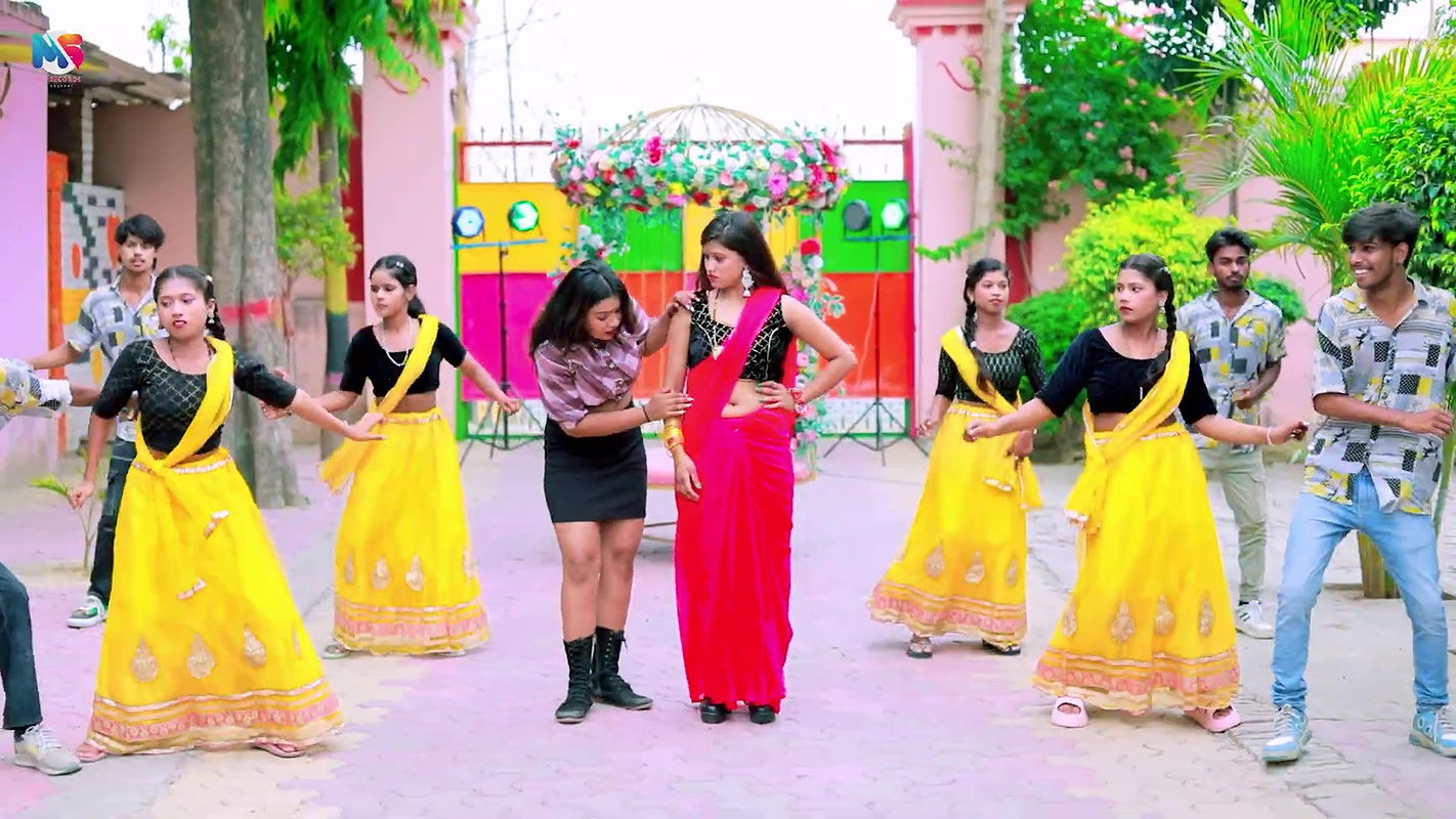 An Unknown hot saree song – Navel caressed 2