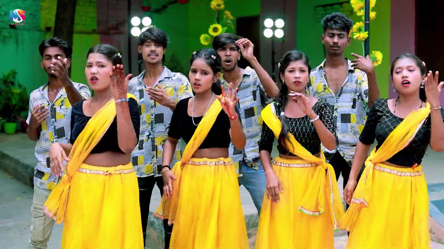 An Unknown hot saree song – Navel caressed 2