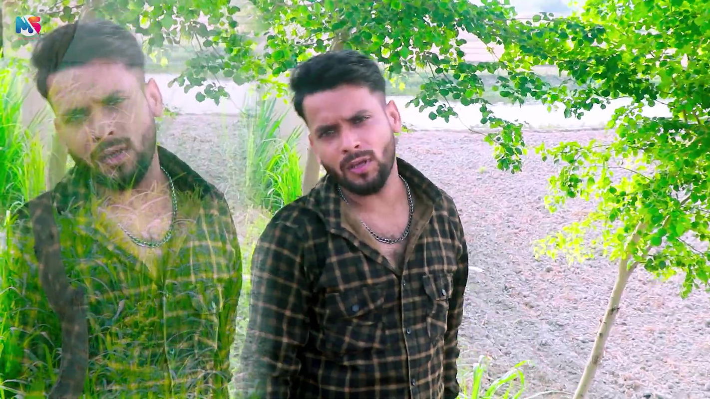 An Unknown hot saree song – Navel caressed 2