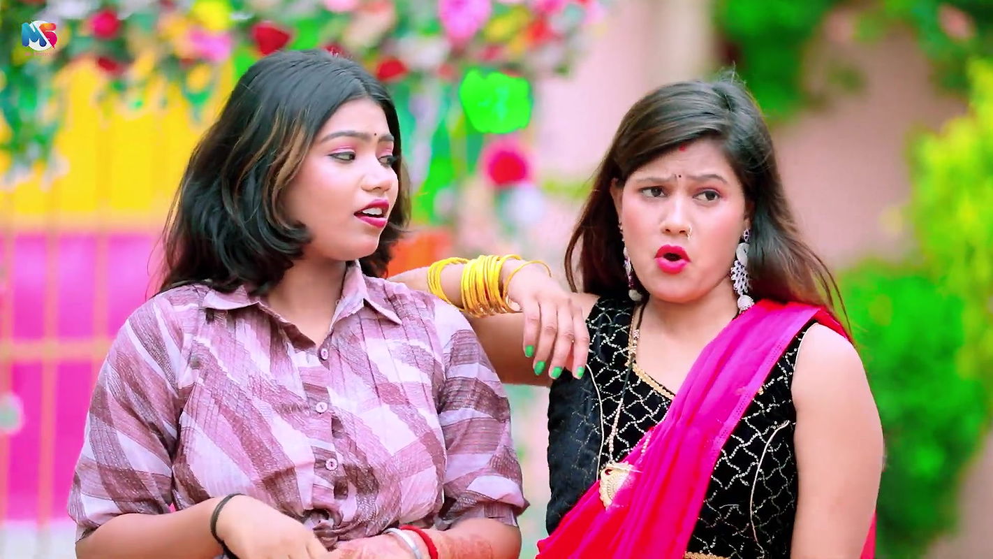 An Unknown hot saree song – Navel caressed 2