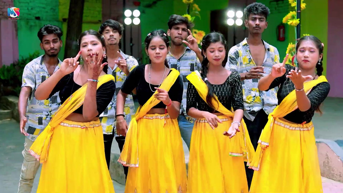 An Unknown hot saree song – Navel caressed 2