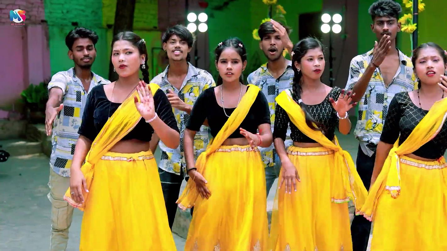 An Unknown hot saree song – Navel caressed 2