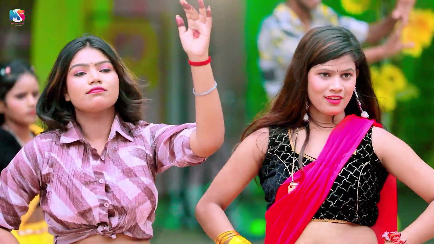 An Unknown hot saree song – Navel caressed 2