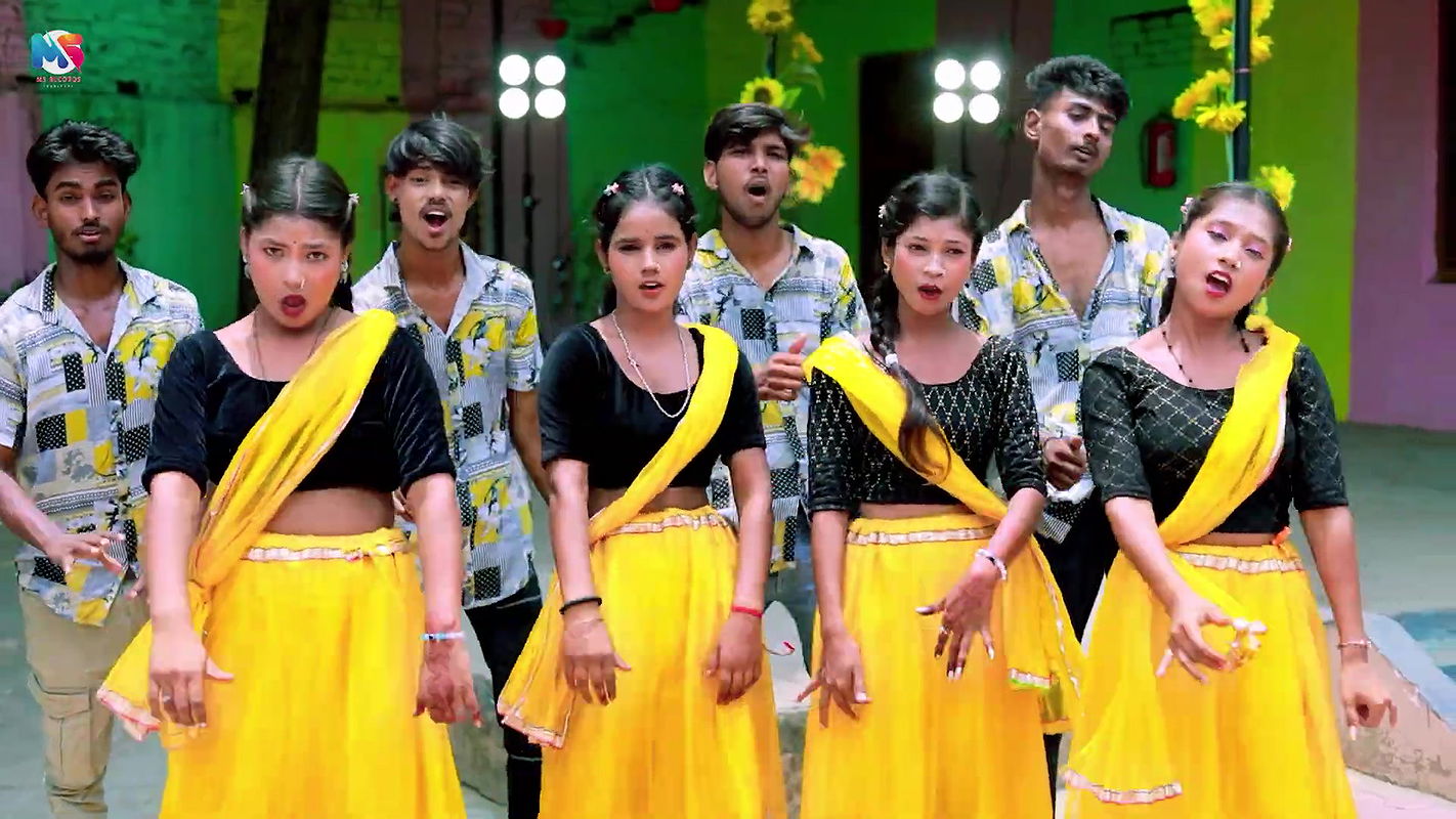 An Unknown hot saree song – Navel caressed 2