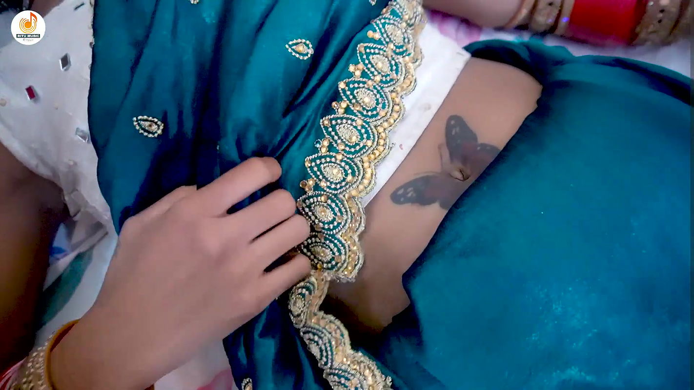 Cutie Nishi Yadav hot saree song – Navel lick slight 2