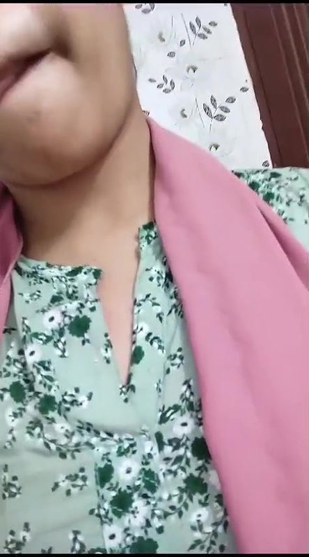 Desi Village gf showing cute boobs 2