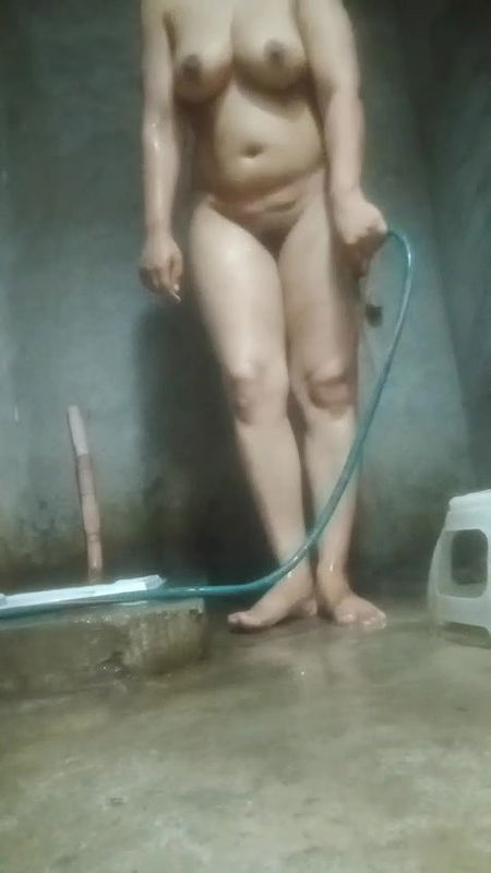 Sexy Mature Bhabhi Nude Bathing And Spreading Pussy 2