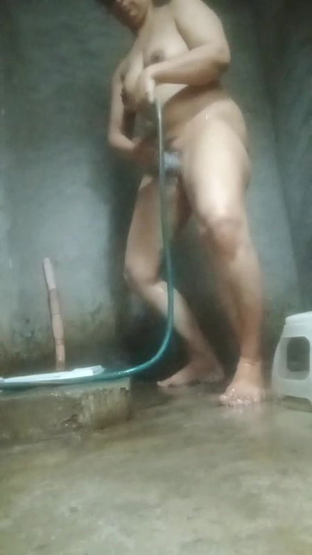 Sexy Mature Bhabhi Nude Bathing And Spreading Pussy 2