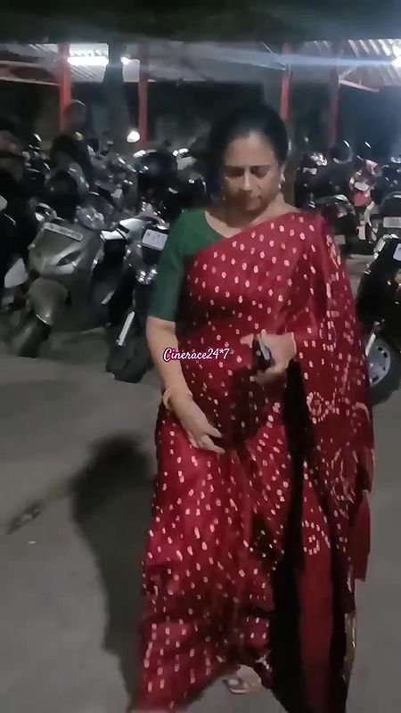 lakshmi ramakrishnan shapely kundi ass show with white bra strap back wide open2