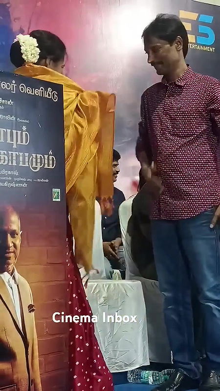 lakshmi ramakrishnan shapely kundi ass show with white bra strap back wide open2