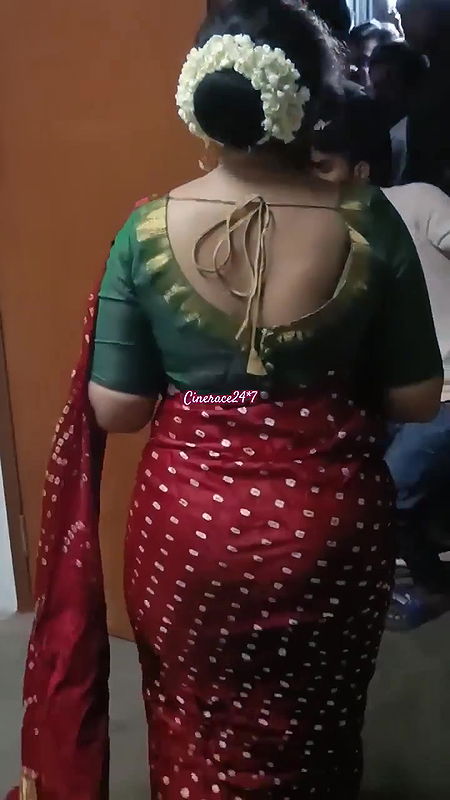 lakshmi ramakrishnan shapely kundi ass show with white bra strap back wide open2