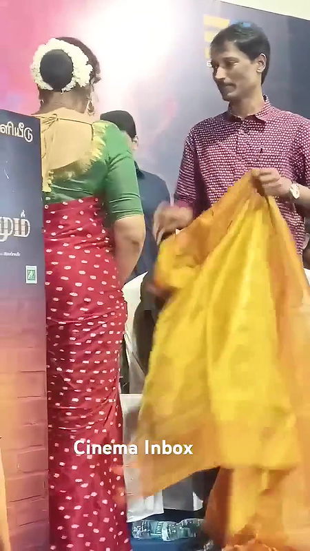 lakshmi ramakrishnan shapely kundi ass show with white bra strap back wide open2