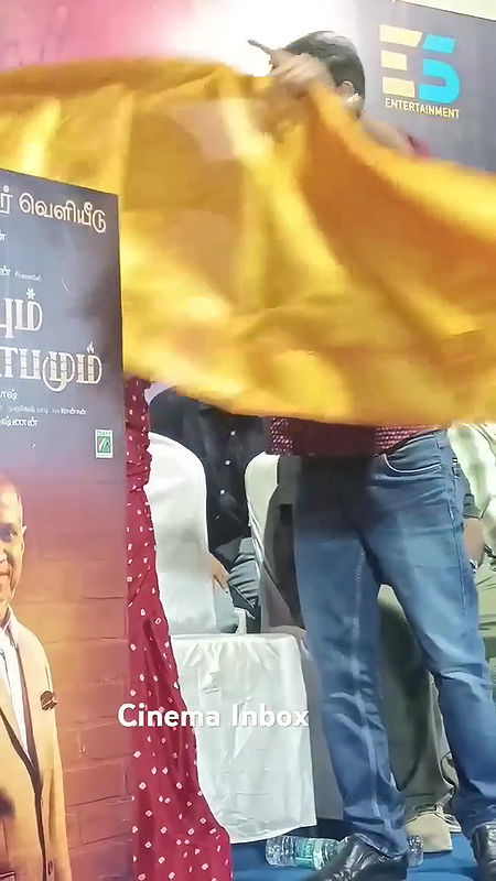 lakshmi ramakrishnan shapely kundi ass show with white bra strap back wide open2