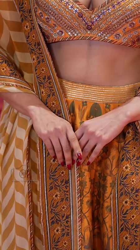 MALAVIKA MOHANAN SUCKABLE DEEP CLEAVAGE EROTIC TEASE2